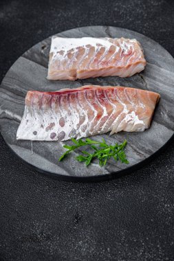 Beyaz balıklı fileto taze morina balığı. Masanın üzerinde deniz ürünleri. Fotokopi uzayı yiyecek arka plan kırsal manzarası. 