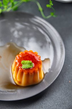 Karamelli tart tatlı jöleli yemek aperatifi masanın üzerinde fotokopi uzayı yiyecek arka plan kırsal manzarası