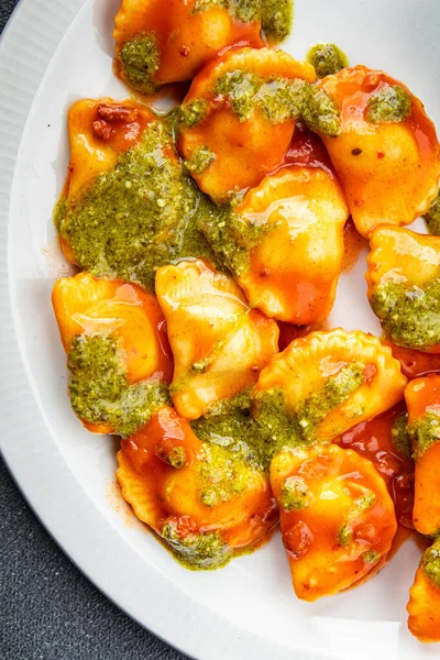 Ravioli Pesto Saus Tomatensaus Vlees Pasta Maaltijd Snack Tafel Kopiëren — Stockfoto