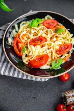 makarnalı makarna tagliatelle yemeği masada taze yiyecek fotokopi uzayı arka plan kırsal manzarası