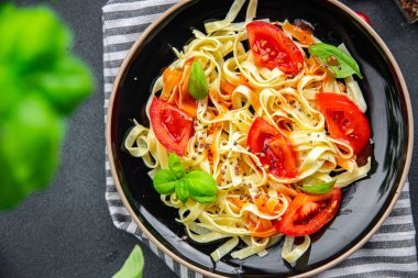 makarnalı makarna tagliatelle yemeği masada taze yiyecek fotokopi uzayı arka plan kırsal manzarası