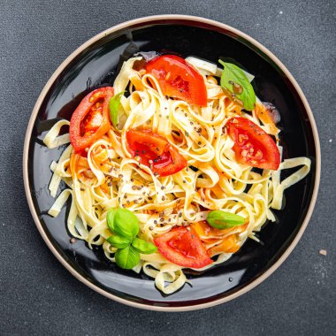 makarnalı makarna tagliatelle yemeği masada taze yiyecek fotokopi uzayı arka plan kırsal manzarası