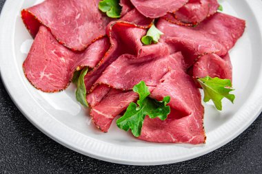 Pastırma eti taze dana eti sulu yemek aperatifi masanın üzerinde fotokopi alanı yiyecek arka plan kırsal manzarası