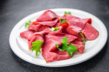 Pastırma eti taze dana eti sulu yemek aperatifi masanın üzerinde fotokopi alanı yiyecek arka plan kırsal manzarası