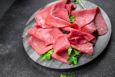 Pastırma eti taze dana eti sulu yemek aperatifi masanın üzerinde fotokopi alanı yiyecek arka plan kırsal manzarası