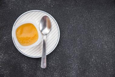 meyve püresi porsiyon elma, armut meyve masada şekersiz yemek abur cubur fotokopi alanı arka plan kırsal manzarası 