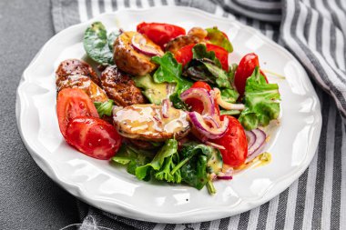 Patates salatası ve sebze fırınlanmış patates, domates, soğan, salata yaprakları, salata soslu vinaigrette sebzeler masada sağlıklı yemek atıştırmalıkları fotokopi uzayı arka plan kırsal manzarası 