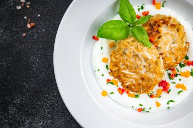 Kızarmış patates, pirzola sebze, yemek, masada sağlıklı yemek, fotokopi, arka plan, kırsal alan manzarası.