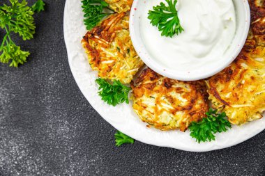 Kızarmış patates, pirzola sebze, yemek, masada sağlıklı yemek, fotokopi, arka plan, kırsal alan manzarası.