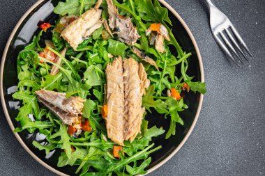 sardalya salatası yeşil yapraklar masada sağlıklı yemek atıştırmalıkları fotokopi alanı arka plan kırsal manzarası