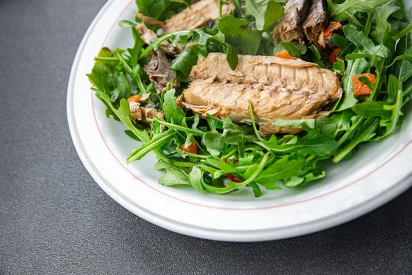 Sardalya Salatası Yeşil Yapraklar Masada Sağlıklı Yemek Atıştırmalıkları Fotokopi Alanı — Stok fotoğraf