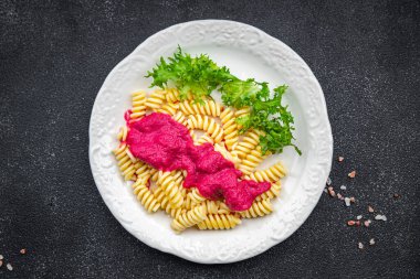 makarnalı pancar sosu sebze fusilli beetroo taze yemek masada vejetaryen yemekleri fotokopi uzayı arka plan kırsal manzarası