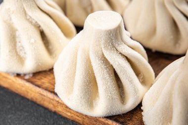 Etli khinkali yarı donmuş gıda yarı bitmiş Gürcü sebzeleri masadaki sağlıklı yemek atıştırmalıkları fotokopi alanı arka plan kırsal üst görünüm