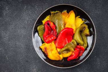 Biber kızartması hazır biber dolmalık sebze sağlıklı yemek atıştırmalıklar masada fotokopi uzay yemeği arka plan kırsal üst görüş keto veya paleo diyet vejetaryen ya da vejetaryen yemeği