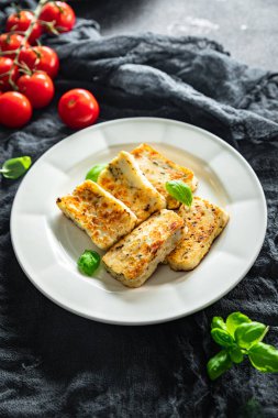 Fesleğen soslu kızarmış halloumi peyniri. Fotokopi masasında sağlıklı yemek yiyecekler. Arka plan.