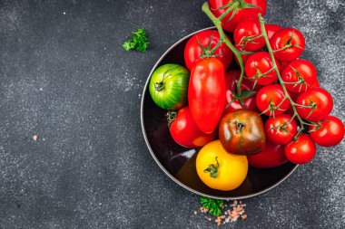 Domatesler değişik türde domates kırmızısı, sarı, yeşil sebze yiyeceği masanın üzerinde sağlıklı yemek atıştırmalığı fotokopi uzayı arka planı kırsal üst görünüm keto veya paleo diyet vejetaryen veya vejetaryen gıdalar.