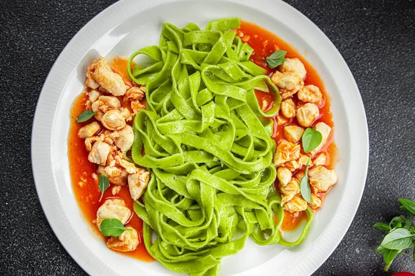 Zielony Tagliatelle Makaron Kurczaka Sos Pomidorowy Warzywa Żywność Zdrowy Posiłek — Zdjęcie stockowe