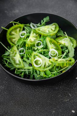 Domates yeşili salata taze sebze yemeği. Masada atıştırmalık. Fotokopi alanı arka plan yiyecek. 