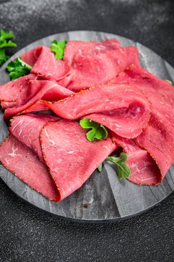 Et pastırması sulu sığır eti eti. Sofrada abur cubur. Fotokopi alanı yiyecek arka planda.