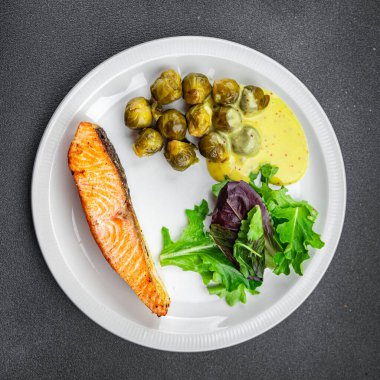 somon balığı ikinci tabak yemek masada fotokopi uzayı arka plan kırsal üst görünüm