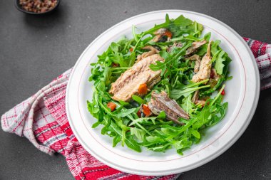 sardalya salatası balığı taze yeşil yapraklı yemek aperatifi masanın üzerinde fotokopi alanı arka plan kırsal manzarası