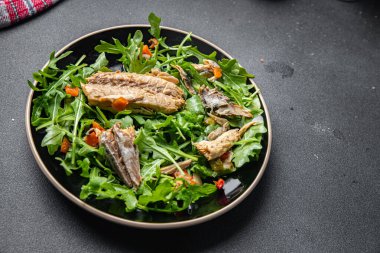 sardalya salatası balığı taze yeşil yapraklı yemek aperatifi masanın üzerinde fotokopi alanı arka plan kırsal manzarası
