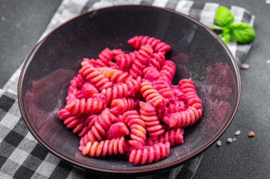Pembe makarna sosu sebze fusilli börek taze yemek masada vejetaryen yemek fotokopi alanı arka plan kırsal manzarası