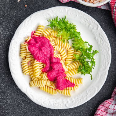 Pembe makarna sosu sebze fusilli börek taze yemek masada vejetaryen yemek fotokopi alanı arka plan kırsal manzarası