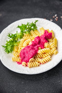 Pembe makarna sosu sebze fusilli börek taze yemek masada vejetaryen yemek fotokopi alanı arka plan kırsal manzarası