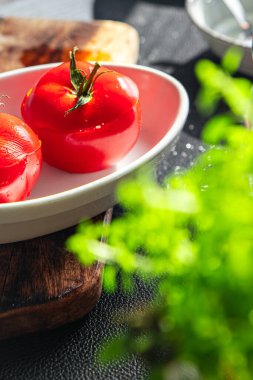 Doldurulmuş domates domatesleri fırında sebze, sağlıklı yemek atıştırmalıkları fotokopi masasında yiyecek arka plan kırsal üst görüş keto veya paleo diyeti