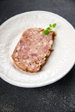 Terrine rustik yemekler fırında pişirilmiş et, sebze, sağlıklı yemek, fotokopi masasında yemek, arka plan, kırsal üst görüş, keto veya paleo diyeti.