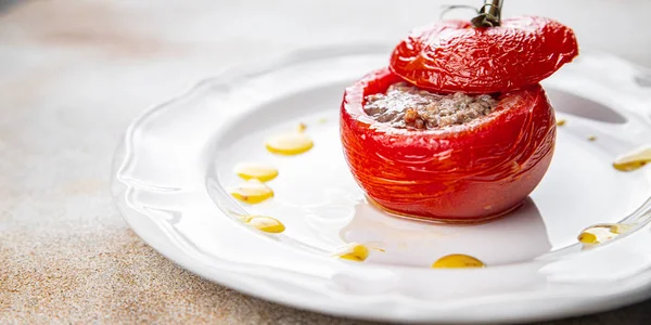 채워진 토마토 채우는 토마토 테이블에 소박한 팔레오 다이어트 — 스톡 사진