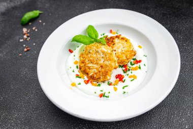 Kızarmış patates, pirzola, sebze, sebze, abur cubur, fotokopi, uzay yiyecekleri arka plan kırsal manzarası.