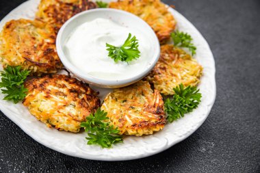 Kızarmış patates, pirzola, sebze, sebze, abur cubur, fotokopi, uzay yiyecekleri arka plan kırsal manzarası.
