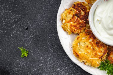 Kızarmış patates, pirzola, sebze, sebze, abur cubur, fotokopi, uzay yiyecekleri arka plan kırsal manzarası.