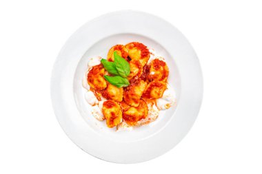 İtalyan domates soslu ravioli. İkinci tabak yemek. Masada atıştırmalıklar.