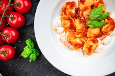 İtalyan domates soslu ravioli. İkinci tabak yemek. Masada atıştırmalıklar.