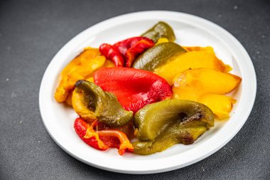 biber kavrulmuş sebze fırınlanmış dolmalık biber sağlıklı yemek atıştırmalıkları fotokopi masasında uzay yiyecekleri arka plan kırsal manzarası 