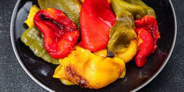 biber kavrulmuş sebze fırınlanmış dolmalık biber sağlıklı yemek atıştırmalıkları fotokopi masasında uzay yiyecekleri arka plan kırsal manzarası 