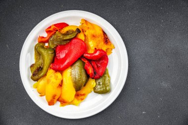 biber kavrulmuş sebze fırınlanmış dolmalık biber sağlıklı yemek atıştırmalıkları fotokopi masasında uzay yiyecekleri arka plan kırsal manzarası 