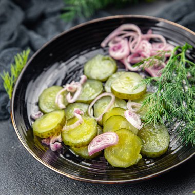 Salatalık turşulu sebze salatalık. Yemek. Masada sağlıklı yemek. 