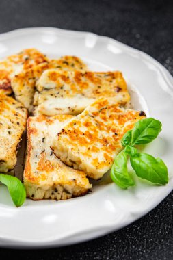 Fesleğenli kızarmış peynirli fesleğenli yemek atıştırmalığı. Fotokopi odası arka plan kırsal manzarası.