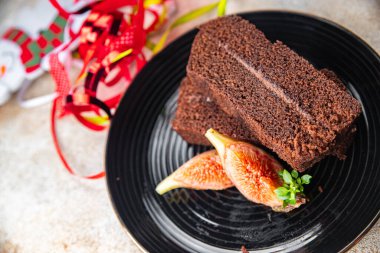 Noel çikolatalı pasta tatlı tatili yılbaşı kutlaması yemek atıştırmalıkları masa üstünde fotokopi uzay yemeği arka plan kırsal manzarası