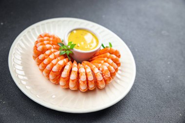 Karides kabuklu karides taze karides, deniz ürünleri yemek için hazır. Masanın üzerinde yiyecek fotokopisi, arka plan kırsal manzarası.