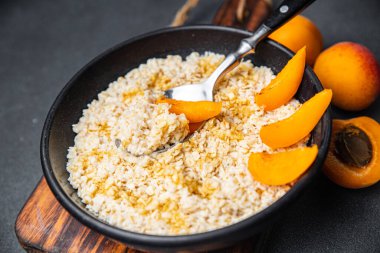 Yulaf ezmesi lapası taze kayısı lezzetli kahvaltı sağlıklı yemek atıştırmalıkları masa üstünde fotokopi uzay yiyecekleri arka plan kırsal manzarası