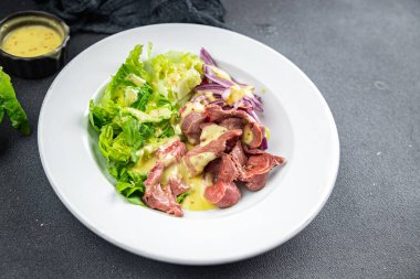 tavuk midesi salatası yeşil marul, soğan, salata soslu sebze yemeği... fotokopi masasında yiyecek arka plan kırsal manzarası...