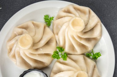 khinkali hamur köftesi doldurulmuş et yemeği abur cuburu masa üzerinde fotokopi alanı yiyecek arka plan kırsal üst görünüm