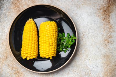 Mısır haşlanmış mısır. Pişmiş sebze. Sağlıklı yemek. Masada atıştırmalıklar.