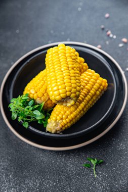 Mısır haşlanmış mısır. Pişmiş sebze. Sağlıklı yemek. Masada atıştırmalıklar.