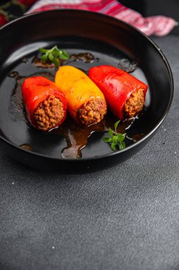 Doldurulmuş biber, dolma dolma dolma dolma dolma dolma domuz eti, sığır eti, tavuk ya da kuzu eti. Fotokopi masasında sağlıklı yemek atıştırmalığı. Arka plan fotokopisi.